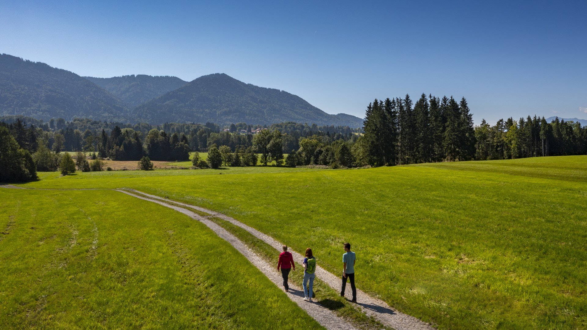 Wandern mit Blick auf Bad Heilbrunner Berge, © Lisa Bahnmüller Wandern mit Blick auf Bad Heilbrunner Berge, © Lisa Bahnmüller
