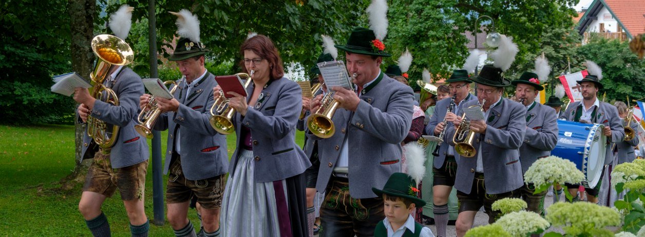 Blasmusik beim Marschieren, © Lisa Bahnmüller