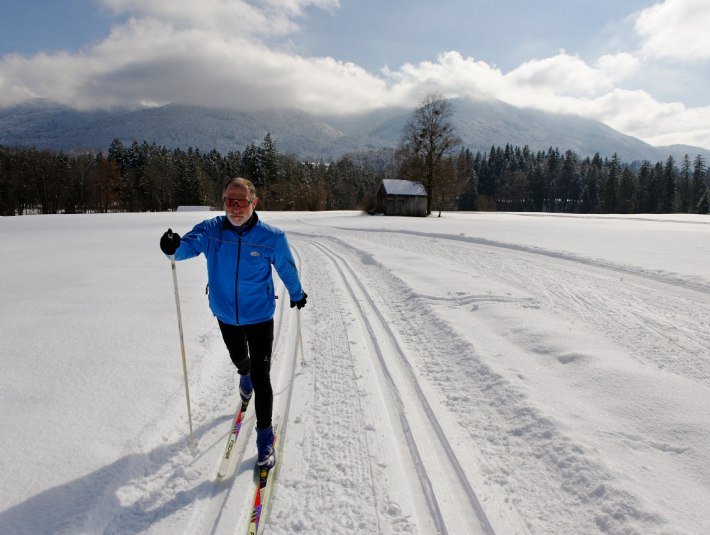 Loipe beim Ortsteil Ramsau mit Blick auf die Hausberge., © Bildverlag Bahnmüller