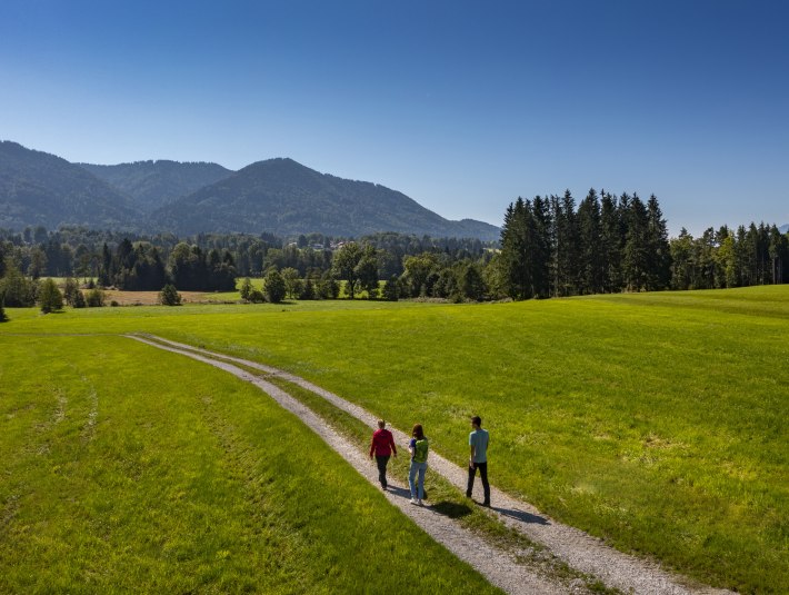 Wandern mit Blick auf Bad Heilbrunner Berge, © Lisa Bahnmüller