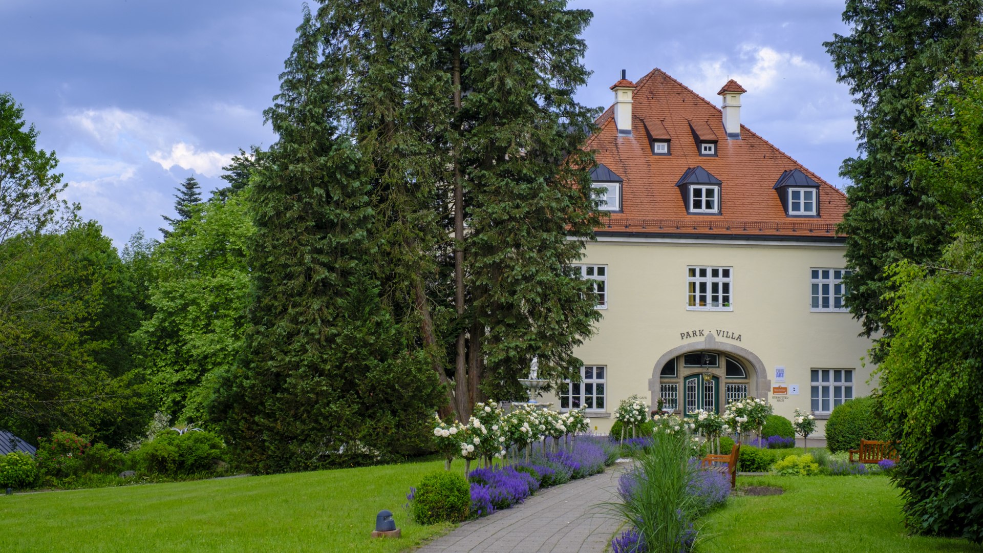Parkvilla im Sommer, &copy; Lisa Bahnm&uuml;ller