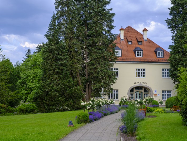 Parkvilla im Sommer, © Lisa Bahnmüller