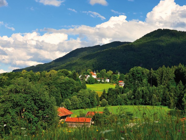 Blick &uuml;ber Sch&ouml;nau nach Bad Heilbrunn, &copy; Heinz Hirtz